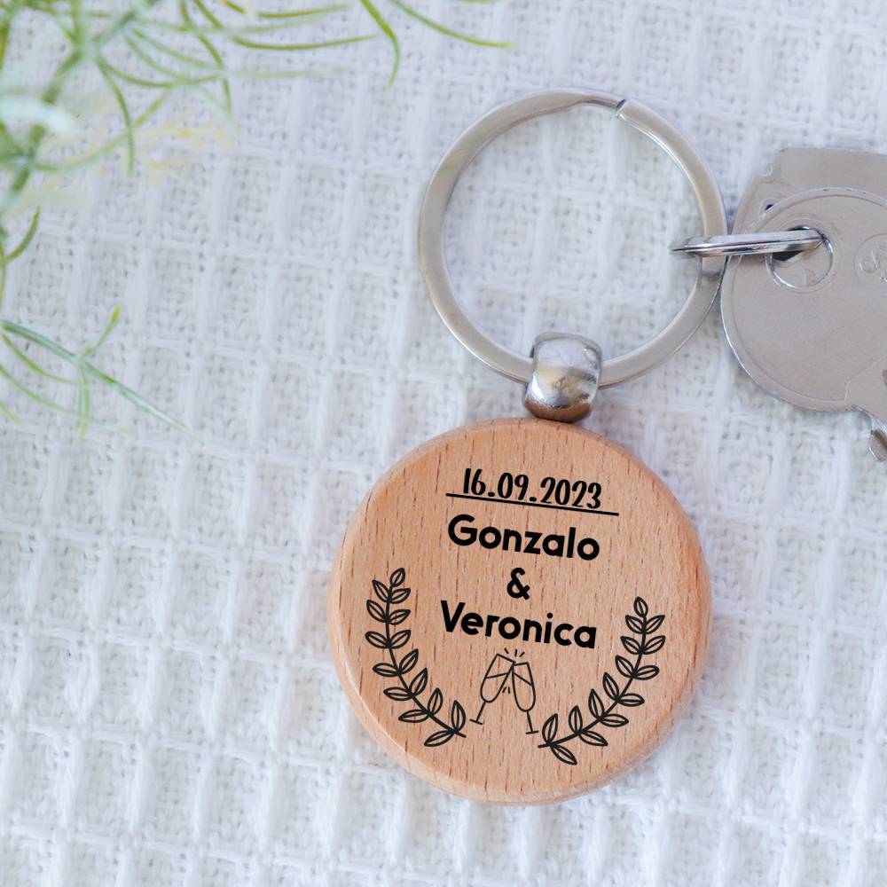 Llavero madera personalizado "Brindis" Detalle boda - Llaveros personalizados boda