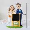 Figura Novios con Pizarra 21 cm, Decoración Original para Tarta de Boda - Figuras tarta