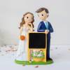 Figura Novios con Pizarra 21 cm, Decoración Original para Tarta de Boda - Figuras tarta