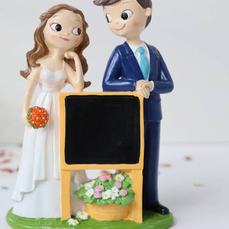 Figura Novios con Pizarra 21 cm, Decoración Original para Tarta de Boda - Figuras tarta
