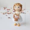 Figura Niña con Cesta de Pétalos, 11 cm, Decoración para Tarta de Boda - Figuras tarta