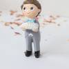 Figura Decorativa Niño Comunión con Cojín de Anillos, 11 cm, Muñeco para Tarta - Figuras tarta