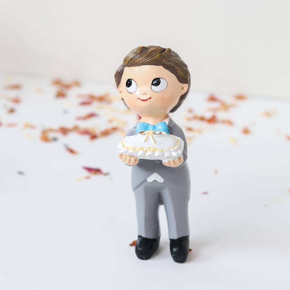 Figura Decorativa Niño Comunión con Cojín de Anillos, 11 cm, Muñeco para Tarta - Figuras tarta
