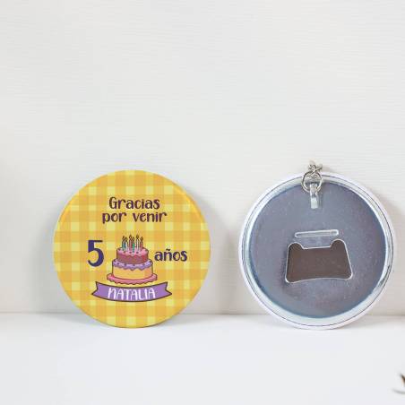Llavero con abridor personalizado "Tarta" Detalles de cumpleaños - Regalos personalizables cumpleaños