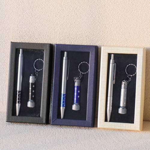 Detalle para boda bolígrafo y linterna llavero en estuche - Detalles De Boda