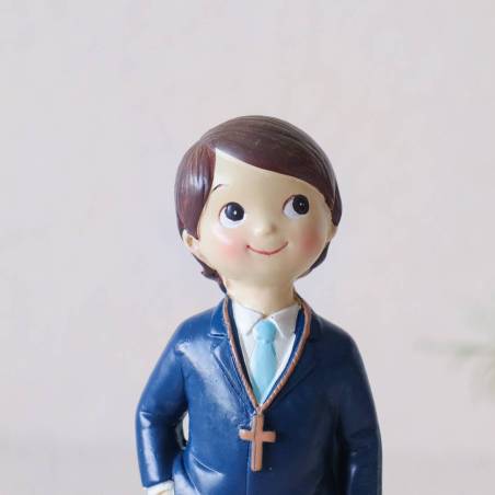 Figura tarta de comunión Niño con traje y rosario y mano en el bolsillo - Figuras Tarta Comunión