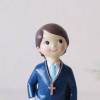 Figura tarta de comunión Niño con traje y rosario y mano en el bolsillo - Figuras Tarta Comunión