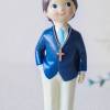 Figura tarta de comunión Niño con traje y rosario y mano en el bolsillo - Figuras Tarta Comunión